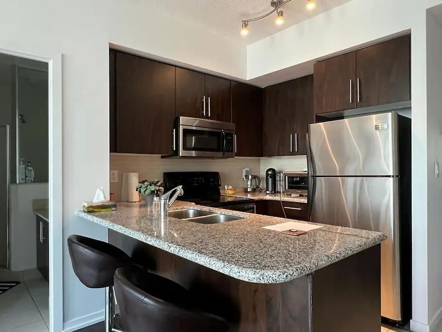 2-Bdrm And 1 Den 3 Bed Condo With 2 Bath - Walking Distance To Scotiabank Arena, Cn Tower, Union Station, Ripleys With Free Parking Toronto