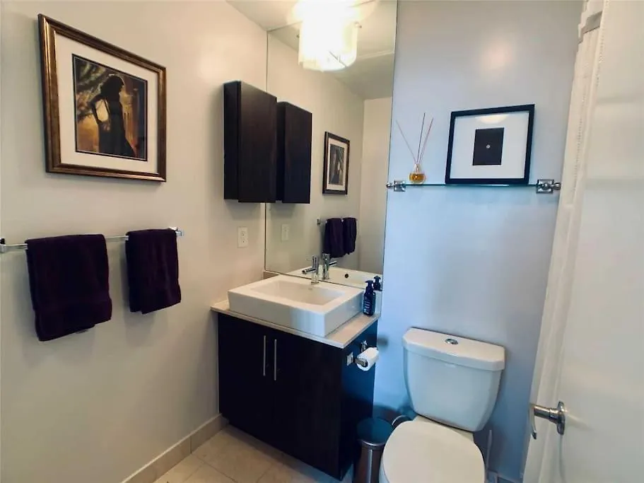 2-Bdrm And 1 Den 3 Bed Condo With 2 Bath - Walking Distance To Scotiabank Arena, Cn Tower, Union Station, Ripleys With Free Parking トロント アパート